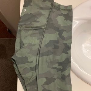 Lululemon Aligns 28” WITH TAGS never worn.